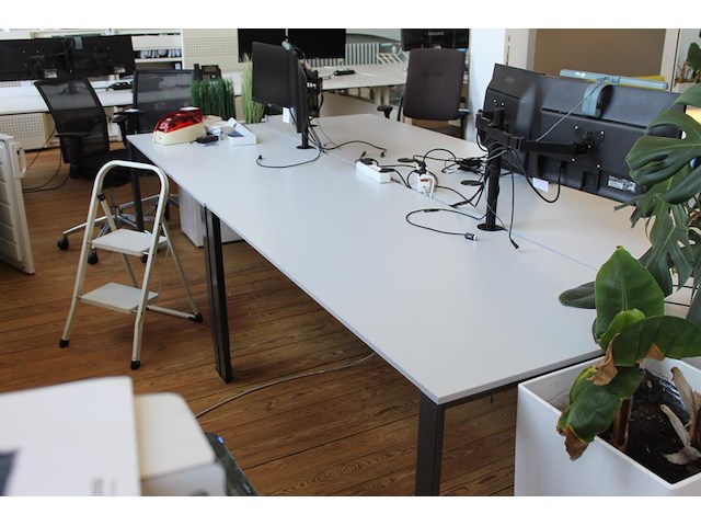 Vier werktafels ahrend. afmeting 160 x 80 cm. in hoogte verstelbaar. - afbeelding 4 van  6