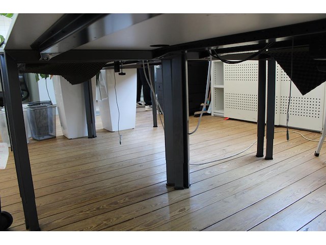 Vier werktafels ahrend. afmeting 160 x 80 cm. in hoogte verstelbaar. - afbeelding 6 van  6