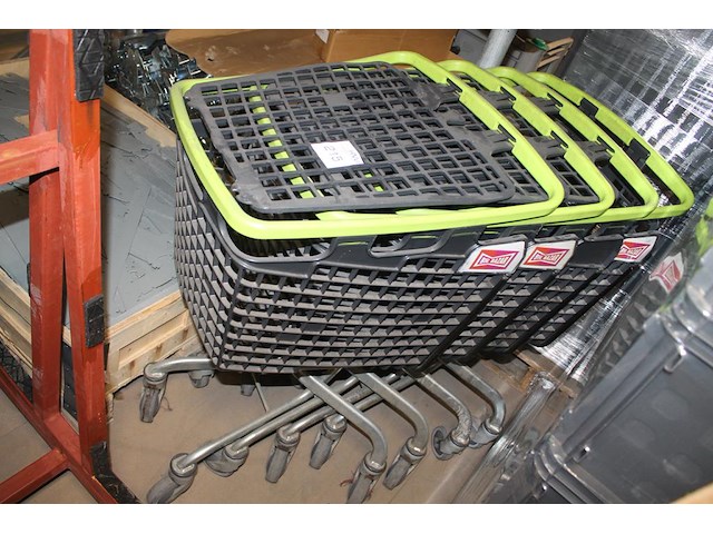 Vier winkelwagens big bazar. - afbeelding 2 van  2