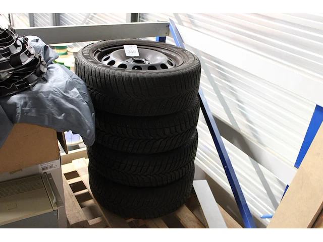 Vier winterbanden op velg vredestein 205/55 r16 91h. - afbeelding 1 van  5