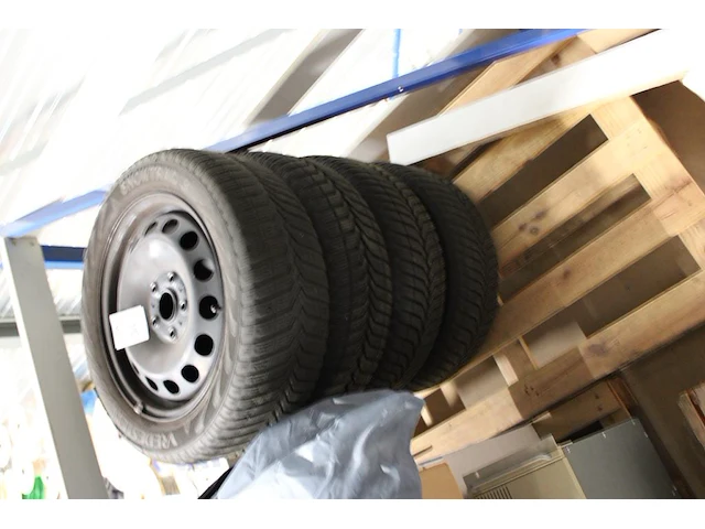 Vier winterbanden op velg vredestein 205/55 r16 91h. - afbeelding 2 van  5