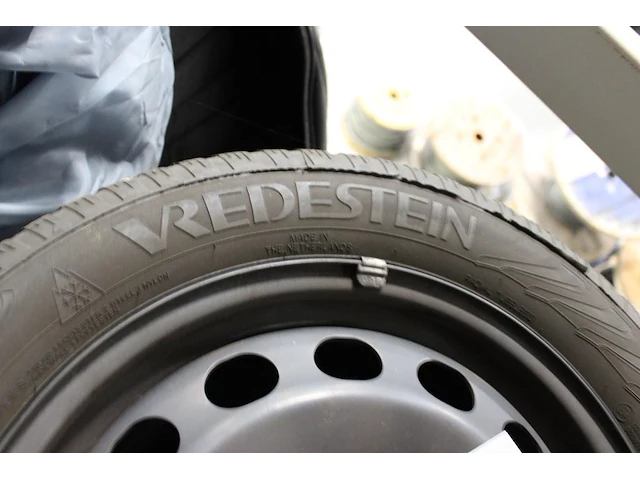 Vier winterbanden op velg vredestein 205/55 r16 91h. - afbeelding 3 van  5