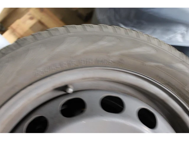 Vier winterbanden op velg vredestein 205/55 r16 91h. - afbeelding 4 van  5