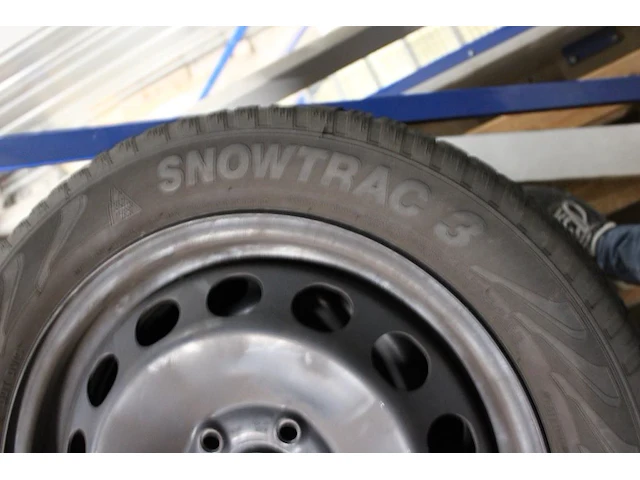 Vier winterbanden op velg vredestein 205/55 r16 91h. - afbeelding 5 van  5