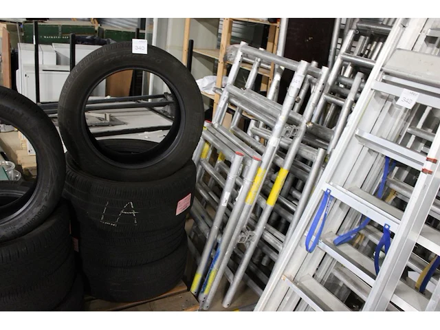 Vier winterbanden pirelli scorpion zero 275/50 r20. - afbeelding 1 van  4