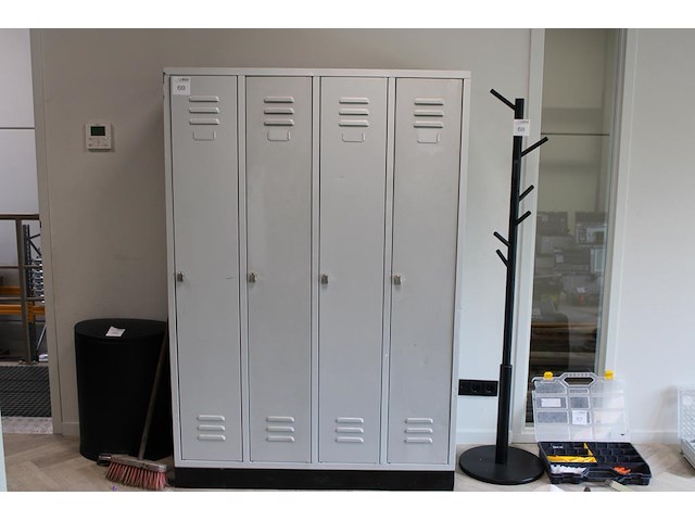 Vierdelige lockerkast. afmeting 123 x 50 x 180 cm. - afbeelding 1 van  3