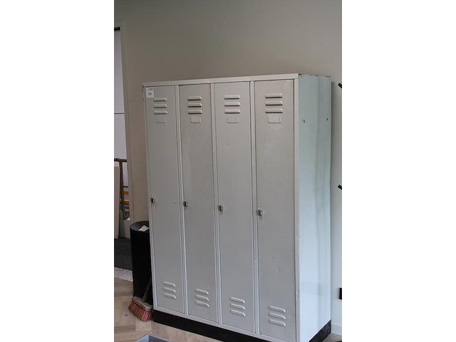 Vierdelige lockerkast. afmeting 123 x 50 x 180 cm. - afbeelding 2 van  3