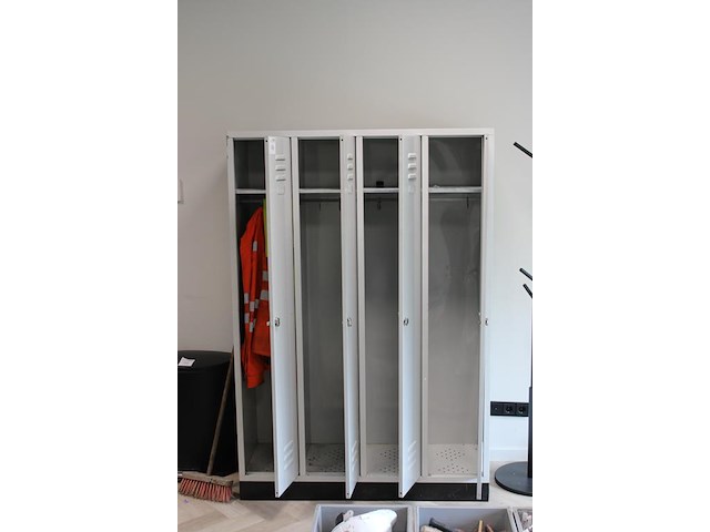 Vierdelige lockerkast. afmeting 123 x 50 x 180 cm. - afbeelding 3 van  3