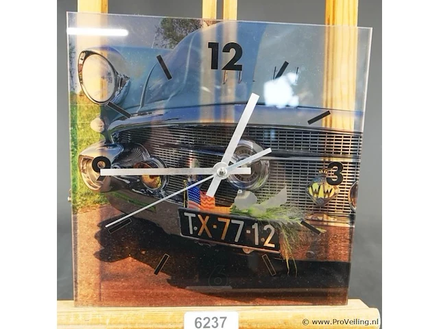Vierkante glazen wandklok met een vintagemotief van een klassieke auto en - afbeelding 1 van  5