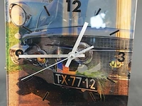 Vierkante glazen wandklok met een vintagemotief van een klassieke auto en
