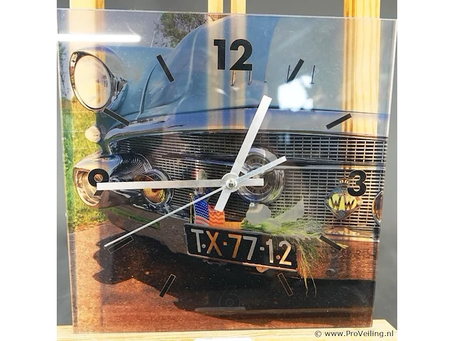 Vierkante glazen wandklok met een vintagemotief van een klassieke auto en - afbeelding 2 van  5