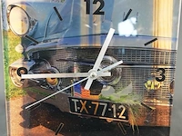 Vierkante glazen wandklok met een vintagemotief van een klassieke auto en - afbeelding 2 van  5