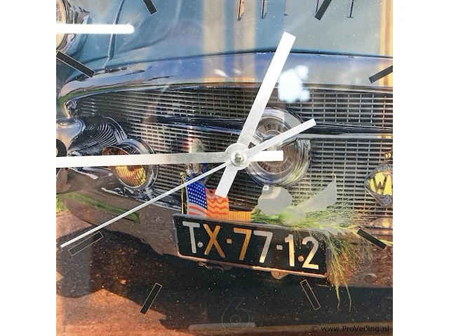 Vierkante glazen wandklok met een vintagemotief van een klassieke auto en - afbeelding 3 van  5