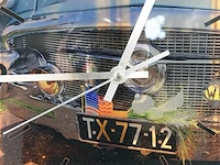 Vierkante glazen wandklok met een vintagemotief van een klassieke auto en - afbeelding 3 van  5