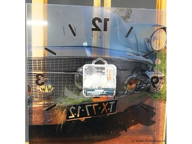 Vierkante glazen wandklok met een vintagemotief van een klassieke auto en - afbeelding 4 van  5