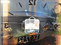 Vierkante glazen wandklok met een vintagemotief van een klassieke auto en - afbeelding 4 van  5