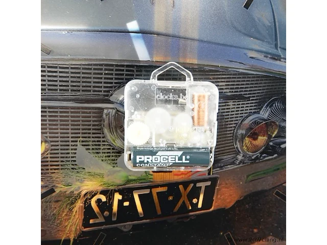 Vierkante glazen wandklok met een vintagemotief van een klassieke auto en - afbeelding 5 van  5