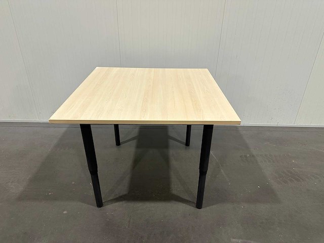 Vierkante tafel met houtenblad - afbeelding 1 van  3
