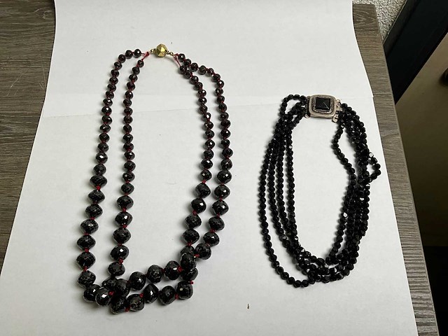 Vierstrengs collier, zwart glas en twee strengs granaten enchute collier - afbeelding 1 van  5