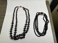 Vierstrengs collier, zwart glas en twee strengs granaten enchute collier - afbeelding 1 van  5