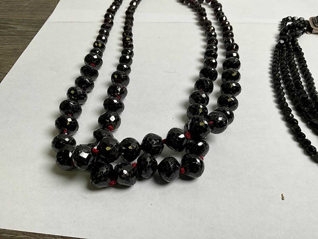 Vierstrengs collier, zwart glas en twee strengs granaten enchute collier - afbeelding 2 van  5