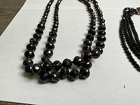 Vierstrengs collier, zwart glas en twee strengs granaten enchute collier - afbeelding 2 van  5