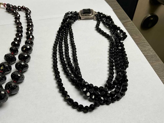 Vierstrengs collier, zwart glas en twee strengs granaten enchute collier - afbeelding 3 van  5