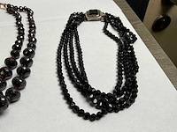 Vierstrengs collier, zwart glas en twee strengs granaten enchute collier - afbeelding 3 van  5