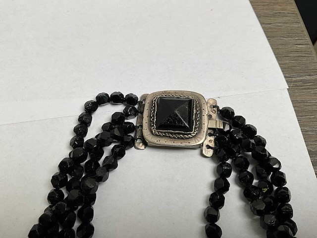 Vierstrengs collier, zwart glas en twee strengs granaten enchute collier - afbeelding 4 van  5
