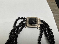 Vierstrengs collier, zwart glas en twee strengs granaten enchute collier - afbeelding 4 van  5