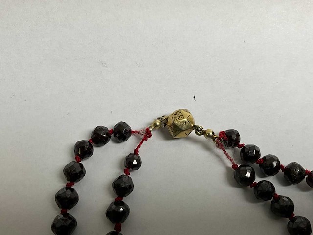Vierstrengs collier, zwart glas en twee strengs granaten enchute collier - afbeelding 5 van  5