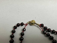 Vierstrengs collier, zwart glas en twee strengs granaten enchute collier - afbeelding 5 van  5