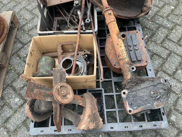 Vierzon 302 oldtimer tractor onderdelen - afbeelding 2 van  16