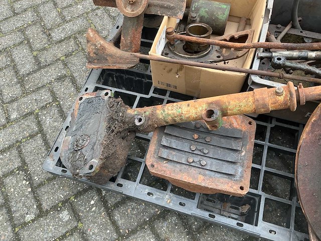 Vierzon 302 oldtimer tractor onderdelen - afbeelding 5 van  16