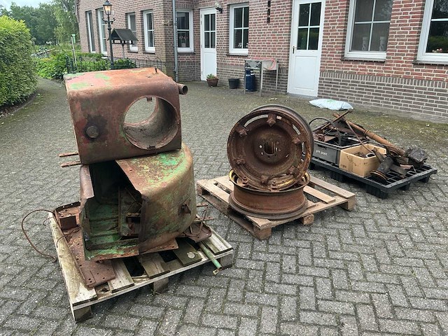 Vierzon 302 oldtimer tractor onderdelen - afbeelding 1 van  16