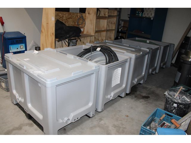 Vijf accubakken waarvan vier met deksel. excl. inhoud. - afbeelding 1 van  4