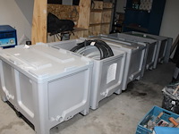 Vijf accubakken waarvan vier met deksel. excl. inhoud.