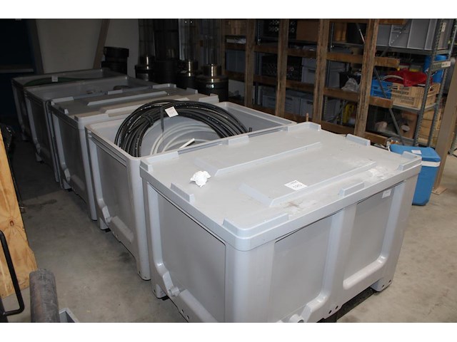 Vijf accubakken waarvan vier met deksel. excl. inhoud. - afbeelding 2 van  4