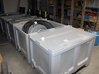 Vijf accubakken waarvan vier met deksel. excl. inhoud. - afbeelding 2 van  4