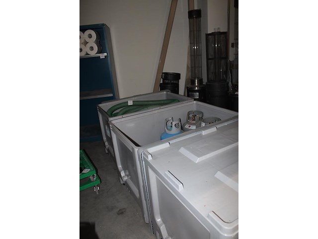 Vijf accubakken waarvan vier met deksel. excl. inhoud. - afbeelding 3 van  4