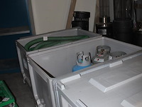 Vijf accubakken waarvan vier met deksel. excl. inhoud. - afbeelding 3 van  4