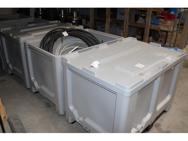 Vijf accubakken waarvan vier met deksel. excl. inhoud. - afbeelding 4 van  4