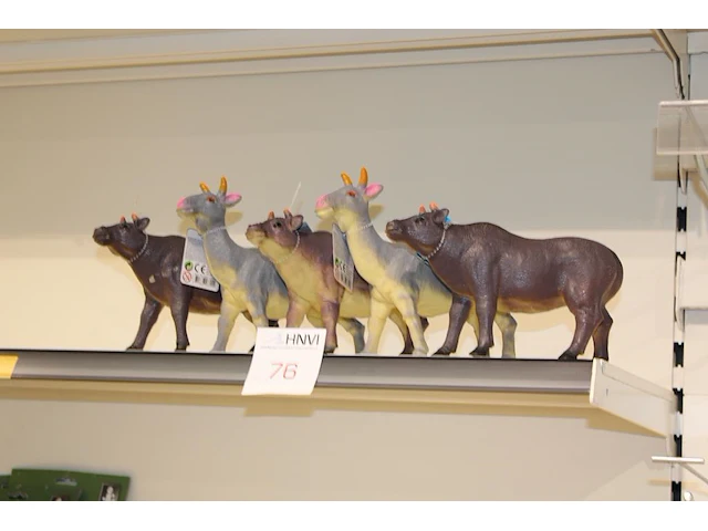 Vijf boerderijbeesten. - afbeelding 1 van  2