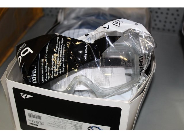 Vijf bollé veiligheidsbrillen in twee kleuren - afbeelding 2 van  3