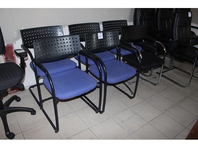 Vijf bureaustoelen met blauw gestoffeerde zitting. - afbeelding 1 van  2