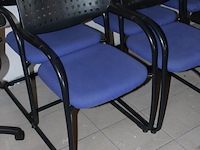 Vijf bureaustoelen met blauw gestoffeerde zitting. - afbeelding 2 van  2