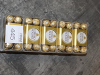 Vijf cadeauverpakkingen ferrero rocher. tht 3-26. - afbeelding 2 van  2