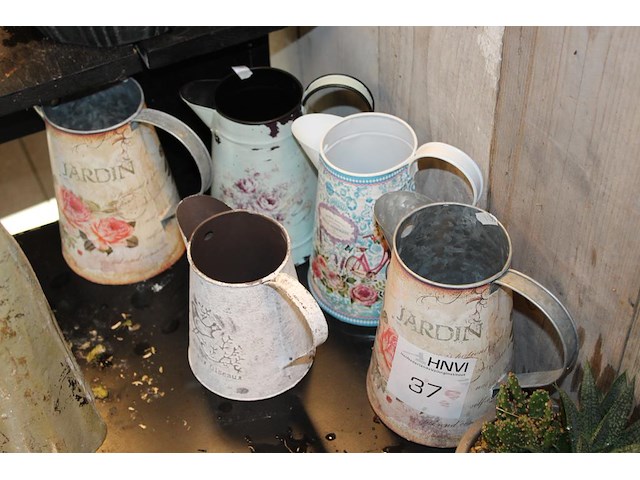 Vijf decoratieve kannen. - afbeelding 1 van  2