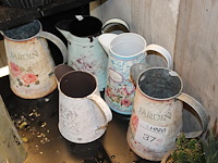 Vijf decoratieve kannen. - afbeelding 1 van  2