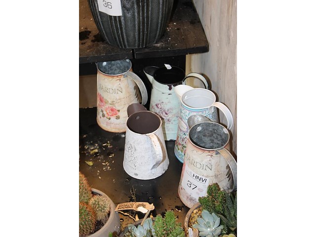 Vijf decoratieve kannen. - afbeelding 2 van  2